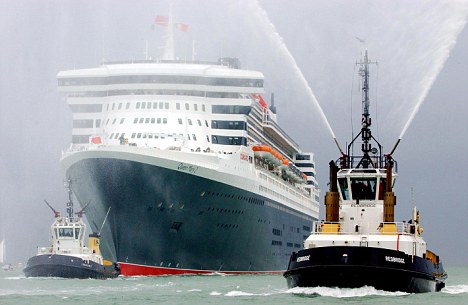 THE QUEEN MARY 2 SAILS INTO THE PORT OF SOUTHAMPTON IN SOUTHERN ENGLAND